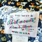 長いこと着てる古着のシャツ。カラフルな糸で刺繍されたタグがかわいらしい。 (Instagram)