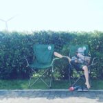 日かげで読書。身体が柔らかいのか、足癖が悪いのか。#朝からマインクラフト (Instagram)