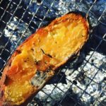 収穫したうなぎいもは、焼き芋にしてみました。甘くてほくほくで美味#うなぎいも #やきいも (Instagram)