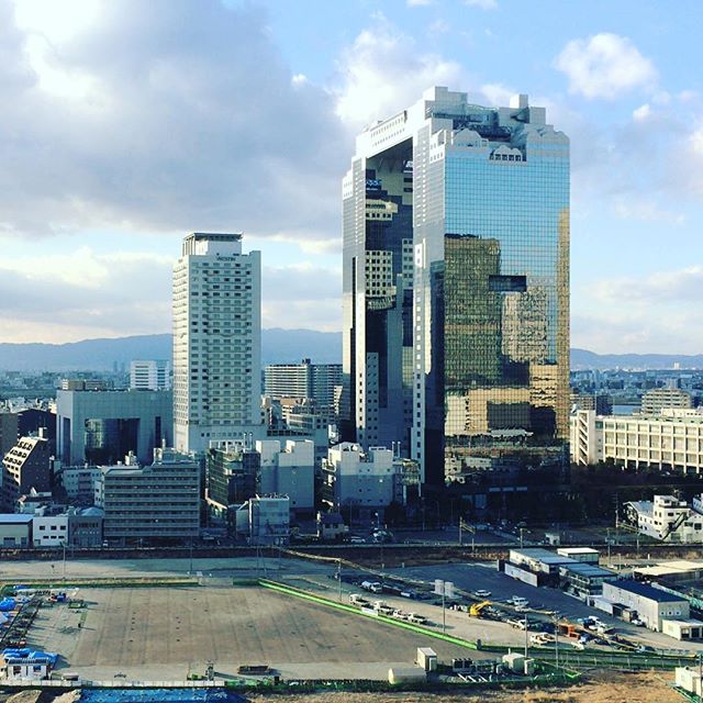 大阪のロボットビル、梅田スカイビル。建物と空のバランスが好き (Instagram)